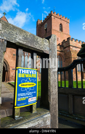 Smartwater cartello fuori la Chiesa di S. Andrea in Shifnal, Shropshire, Inghilterra. Foto Stock