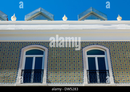 Tipicamente architettura Portoghese: una casa decorata con azulejos ( piastrelle ceramiche ) a Lisbona, quartiere di Alfama, Portogallo. Foto Stock