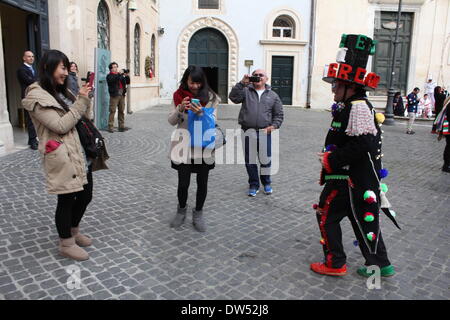 Roma, Italia. Il 26 febbraio 2014. Tempo di Carnevale - La Zeza di Mercogliano gruppo che esegue in Piazza della Minerva piazza vicino al Pantheon a Roma Italia. Credito: Gari Wyn Williams / Alamy Live News Foto Stock