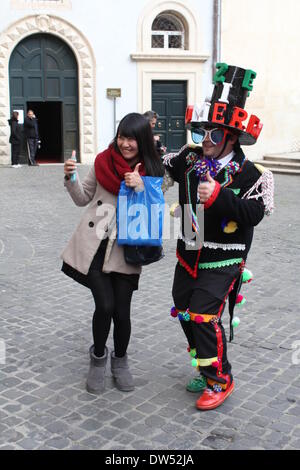 Roma, Italia. Il 26 febbraio 2014. Tempo di Carnevale - La Zeza di Mercogliano gruppo che esegue in Piazza della Minerva piazza vicino al Pantheon a Roma Italia. Credito: Gari Wyn Williams / Alamy Live News Foto Stock