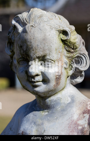 Pietra ornamentale statua di un ragazzino Foto Stock