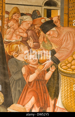 L'Europa, Italia, Toscana, Siena, santa maria della scala, pellegrinaio, affreschi di Domenico di Bartolo, la distribuzione del pane Foto Stock