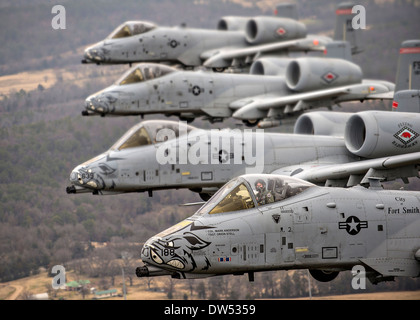 US Air Force A-10 Thunderbolt II aeromobili volare in formazione durante una missione di addestramento su Razorback gamma in Fort Chaffee manovra Training Center Dicembre 30, 2013 a Fort Smith, Arkansas. Foto Stock