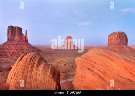 Il Monument Valley nello Utah, tramonto Foto Stock