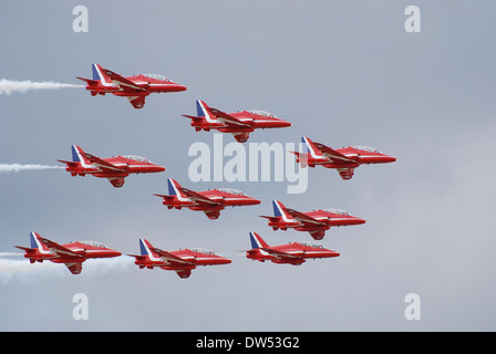 Le frecce rosse in "diamond nove", la loro firma la formazione, a Fairford Air Show 2007 Foto Stock