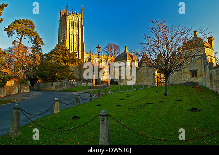 St James la chiesa parrocchiale del Cotswold città di Chipping Campden, ha una torre perpendicolari uno stile comune alle chiese di lana Foto Stock