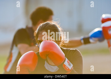 Una ragazza peruviana pratiche il combattimento mentre la formazione in Outdoor pugilato scuola all'telmo carbajo stadium di Callao, Perù. Foto Stock