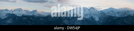 Vista panoramica della Tatra Mountain (Kasprowy Wierch e Giewont) e dal picco Gubalowka sul tramonto Foto Stock