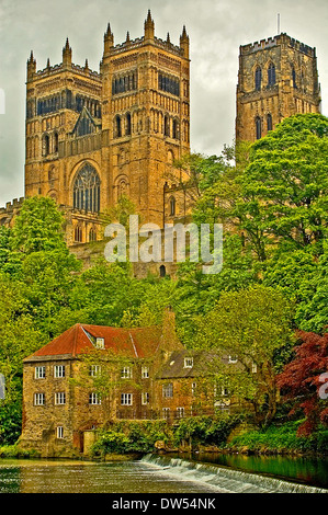 La Cattedrale di Durham è un iconico Edificio nel nord-est dell' Inghilterra. Le torri della cattedrale sopra la piccola weir sul fiume usura. Foto Stock