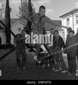 I boy scout attraversano un ponte di corda durante un esercizio a Tallahassee, Florida, negli anni '1960 La fotografia è archiviata nella State Library and Archives of Florida. Foto Stock