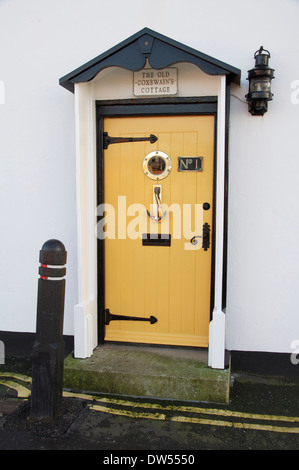 Costa Sud. Il altamente lucido e immacolato giallo porta anteriore del vecchio nocchiero's Cottage sulla banchina del porto di Weymouth nel Dorset. In Inghilterra. Foto Stock