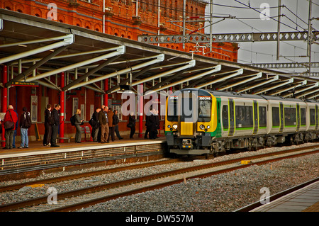 Treni passeggeri in attesa in banchina della stazione Foto Stock