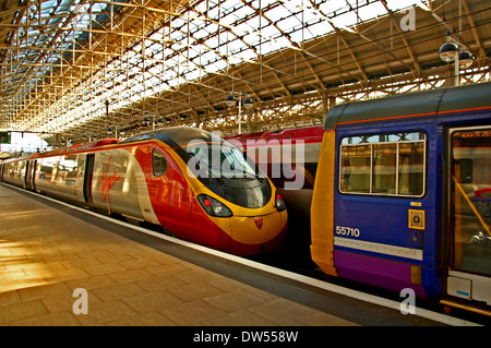 Treni passeggeri in attesa nella stazione di piattaforme a stazione ferroviaria Manchester Piccadilly Foto Stock