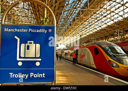 Treni passeggeri in attesa nella stazione di piattaforme a stazione ferroviaria Manchester Piccadilly Foto Stock