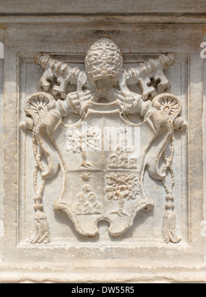 Lo stemma di Papa Alessandro VII si trova sul piedistallo della statua del Pulcino di Gian Lorenzo Bernini, a Roma. Questa opera fa parte degli estesi contributi di Bernini all'architettura barocca. Foto Stock