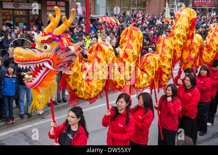 VanCity Credit Union dragone cinese team, nuovo anno lunare cinese Parade, Vancouver, British Columbia, Canada Foto Stock