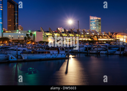 La luna crescente oltre l'Embarcadero Marina di notte. San Diego, California, Stati Uniti. Foto Stock