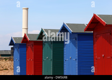 Linea di cabine in legno sul fronte mare e moderno in stile greco colonna, St Leonards on Sea, East Sussex, Inghilterra Foto Stock