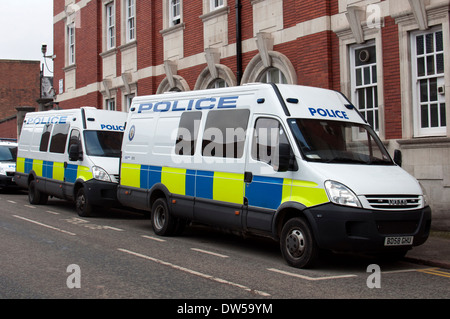 Furgoni di polizia al di fuori di Digbeth stazione di polizia, Birmingham, Regno Unito Foto Stock