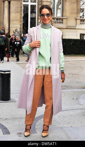 Un elegante showgoer frequentando l'Alexis Mabille pista mostra durante la settimana della moda di Parigi a Parigi - Feb 26, 2014 - Pista Manhattan/Celine Gaille Foto Stock