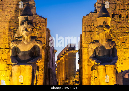 Le due statue di Ramesse II all'ingresso del tempio di Luxor. Foto Stock
