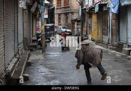 Srinagar Kashmir. 28 feb 2014. I bambini del Kashmir giocare a cricket in un mercato chiuso posto durante sciopero a Srinagar, capitale estiva di Indiano-Kashmir controllato, il 28 febbraio, 2014. In caso di arresto del sistema è stata osservata con la maggioranza musulmana aree di Indiano-Kashmir controllato in scia della chiamata data dal Kashmir gruppi separatisti in cerca di identificazione di sette militanti sospetti uccisi da esercito indiano il lunedì nel distretto di Kupwara, circa 125 km a nord-ovest di Srinagar città. La protesta è scoppiata nella zona dopo la presunta di civili uccisi gli uomini ad essere civili. Credito: Xinhua/Alamy Live News Foto Stock