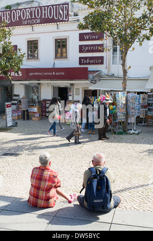 Coppia senior seduta centro storico di Albufeira, Algarve, Portogallo, Europa Foto Stock