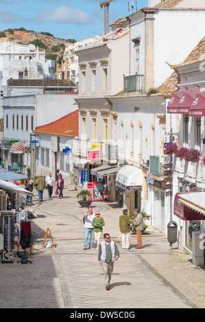 La gente camminare lungo una strada old town center Albufeira, Algarve, Portogallo, Europa Foto Stock