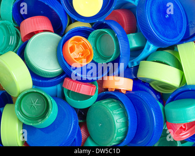 Sullo sfondo di un assortimento di cime di plastica e tappi in diversi colori Foto Stock