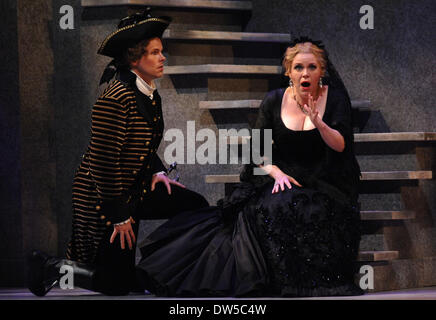 Vancouver, Canada. Il 27 febbraio, 2014. Attori di Vancouver Opera eseguire durante una prova generale di Mozart del 'Dsu Giovanni' in anticipo del sabato premier al Queen Elizabeth Theatre in Vancouver, Canada, il 27 febbraio 2014. © Sergei Bachlakov/Xinhua/Alamy Live News Foto Stock