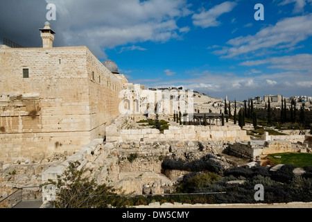 Rovine della fortificazione Fatimide al parco archeologico di Gerusalemme sotto la moschea di al AKSA lungo la parete meridionale del monte del tempio chiamato anche Haram al Sharif nella città vecchia, Gerusalemme est Israele Foto Stock