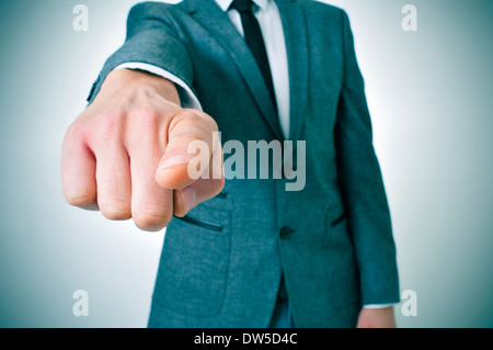 L uomo indossa una tuta puntando il dito per l'osservatore Foto Stock