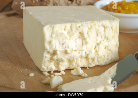 Cheshire un tradizionale denso e friabile bianco formaggio britannico uno dei più antichi registrati formaggi denominati nella storia britannica Foto Stock