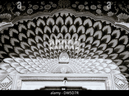 Il Peacock Gate nel Pitam Niwas Chowk cortile interno nel complesso del City Palace di Jaipur nel Rajasthan in India in Asia del Sud. Bellezza Arte Ornano Foto Stock