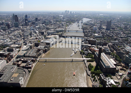 Vista aerea del Fiume Tamigi a Londra guardando ad est dalla Tate Modern a Bankside verso la città, con Millennium Bridge in forgeround Foto Stock