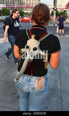 Un turista tedesco porta una maschera a gas a Potsdamer Platz a Berlino, agosto 08, 2013. Un numero sempre maggiore di turisti venuti per la capitale tedesca ogni anno. La foto è parte di una serie sul turismo a Berlino. Foto. Wolfram Steinberg dpa Foto Stock