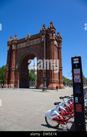 In Spagna, in Catalogna, Barcellona, Parc de la Ciutadella, pubblica noleggiare biciclette accanto all'Arc Du Triomf. Foto Stock