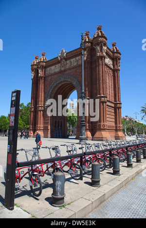 In Spagna, in Catalogna, Barcellona, Parc de la Ciutadella, pubblica noleggiare biciclette accanto all'Arc Du Triomf. Foto Stock