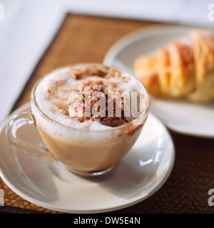 Tazza di caffè e croissant Foto Stock