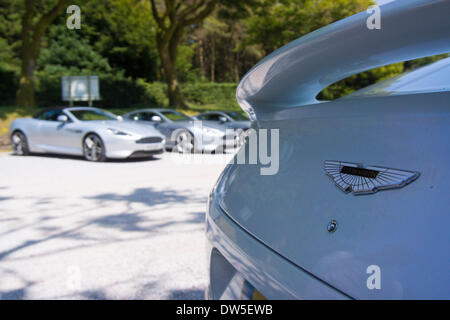 Aston Martins su un parcheggio nella parte anteriore di una Aston Martin Vanquish, Culbone, Regno Unito, Europa Foto Stock