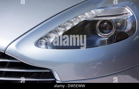 Dettaglio di una Aston Martin DB9, faro, costruito nel 2012, Coupe, V12, 380 kW / 517 CV Foto Stock