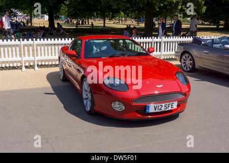 Aston Martin DB7 V12 Vantage (1994-2004), Aston Martin Timeline, della celebrazione del centenario 2013, 100 anni Aston Martin, Kensington Park, Londra, Regno Unito, Europa Foto Stock