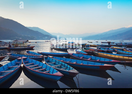 Bella vista delle barche di legno nel lago Phewa, Pokhara, Nepal Foto Stock