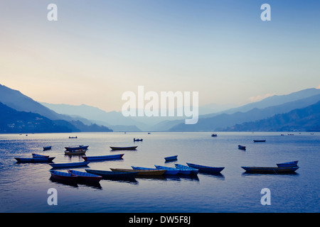 Scenic vista panoramica della barca sul lago dal tramonto, Nepal, Pokhara Foto Stock