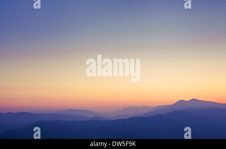 Splendido panorama delle montagne himalayane al tramonto, Pokhara, Nepal Foto Stock