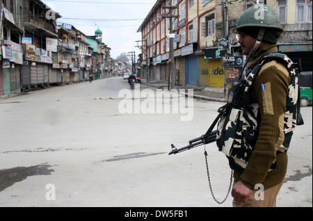 Febbraio 28, 2014 - Kashmir - indiano di paramilitari soldato di guardia durante uno sciopero di Venerdì, 28 febbraio 2014, in Srinagar radiali per autovettura e derivato. captil di Indiano-Kashmir controllato come separatisti chiamato per uno sciopero generale esigenti sonda imparziale nella uccisione di sette militents sospetti uccisi dalle forze del governo su feb 24.2014 a Dardpora Kupwara. (Credito Immagine: © Shafat Sidiq/NurPhoto/ZUMAPRESS.com) Foto Stock