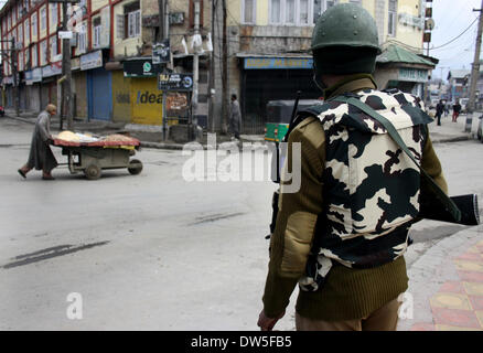 Febbraio 28, 2014 - Kashmir - indiano di paramilitari soldato di guardia durante uno sciopero di Venerdì, 28 febbraio 2014, in Srinagar radiali per autovettura e derivato. captil di Indiano-Kashmir controllato come separatisti chiamato per uno sciopero generale esigenti sonda imparziale nella uccisione di sette militents sospetti uccisi dalle forze del governo su feb 24.2014 a Dardpora Kupwara. (Credito Immagine: © Shafat Sidiq/NurPhoto/ZUMAPRESS.com) Foto Stock