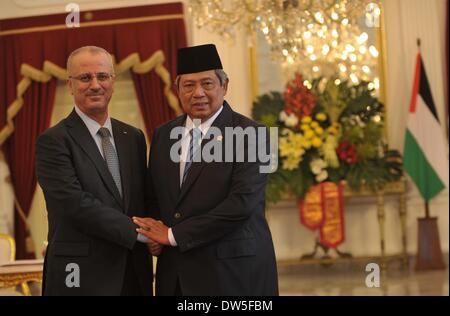 Jakarta, Indonesia. 28 feb 2014. Il presidente indonesiano Susilo Bambang Yudhoyono (R) accoglie con favore il primo ministro palestinese Rami Hamdallah durante la sua visita al palazzo presidenziale di Jakarta, Indonesia, 28 febbraio, 2014. Credito: Agung Kuncahya B./Xinhua/Alamy Live News Foto Stock