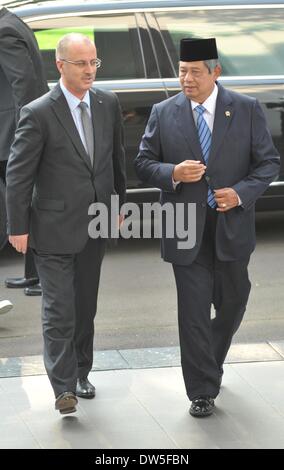 Jakarta, Indonesia. 28 feb 2014. Il presidente indonesiano Susilo Bambang Yudhoyono (R) accoglie con favore il primo ministro palestinese Rami Hamdallah durante la sua visita al palazzo presidenziale di Jakarta, Indonesia, 28 febbraio, 2014. Credito: Agung Kuncahya B./Xinhua/Alamy Live News Foto Stock