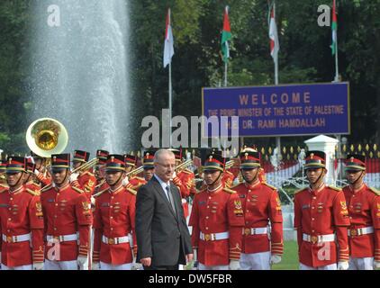 Jakarta, Indonesia. 28 feb 2014. Il primo ministro palestinese Rami Hamdallah (anteriore) ispeziona la guardia d'onore durante la sua visita al palazzo presidenziale di Jakarta, Indonesia, 28 febbraio, 2014. Credito: Agung Kuncahya B./Xinhua/Alamy Live News Foto Stock